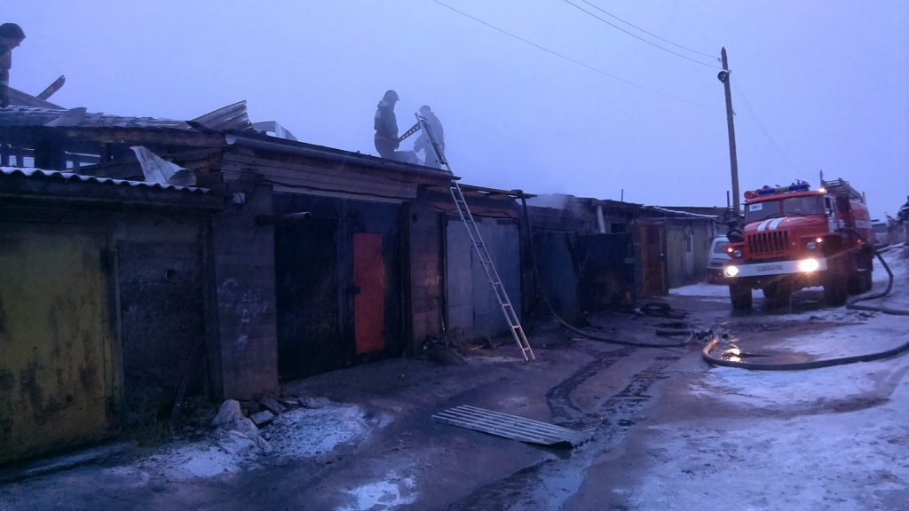 Пять гаражей, "Нива" и два мотоцикла сгорели в Усть-Куте в Приангарье утром 18 октября