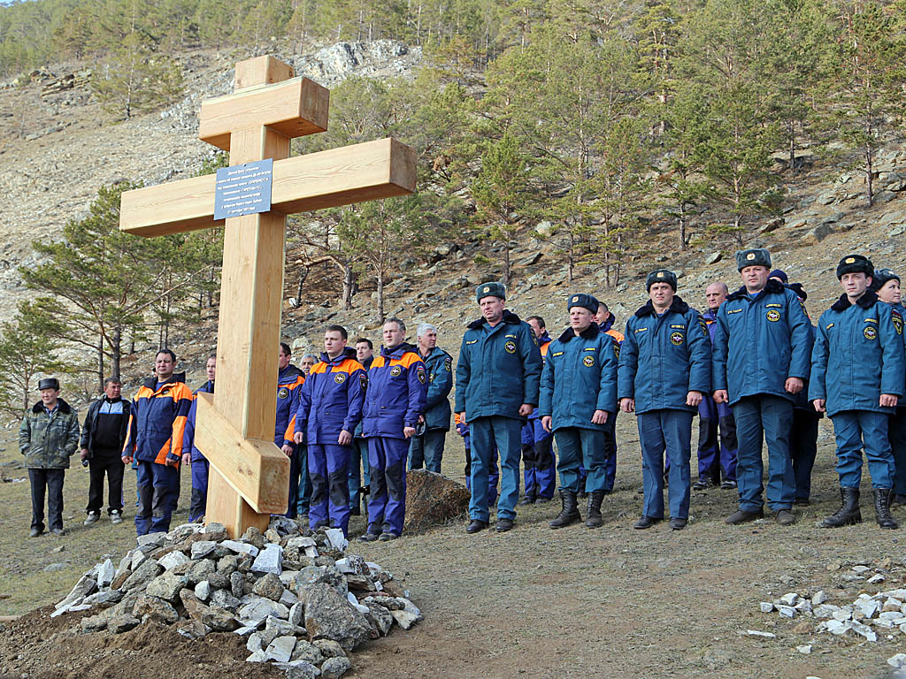 Крест в память об авиакатастрофе на Байкале