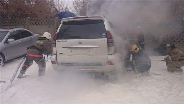Автомобиль Land Cruiser Prado сгорел у кафе "Черная жемчужина" в Ангарске 26 октября