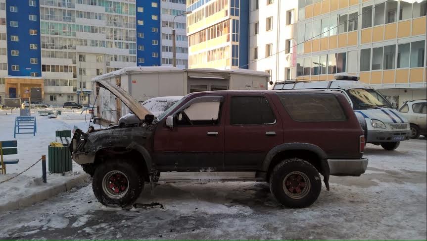 Автомобиль Toyota Hilux Surf сгорел на Байкальской в Иркутске 