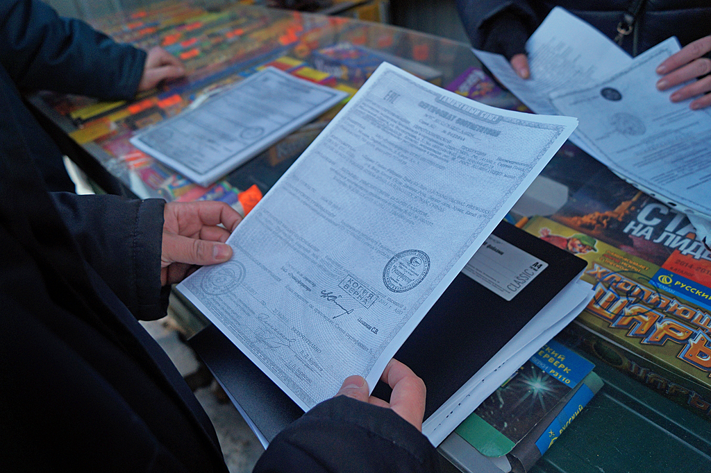 Двух владельцев торговых точек в Иркутске "поймали" на незаконной продаже пиротехники