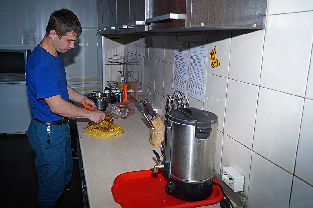 Чистит морковь