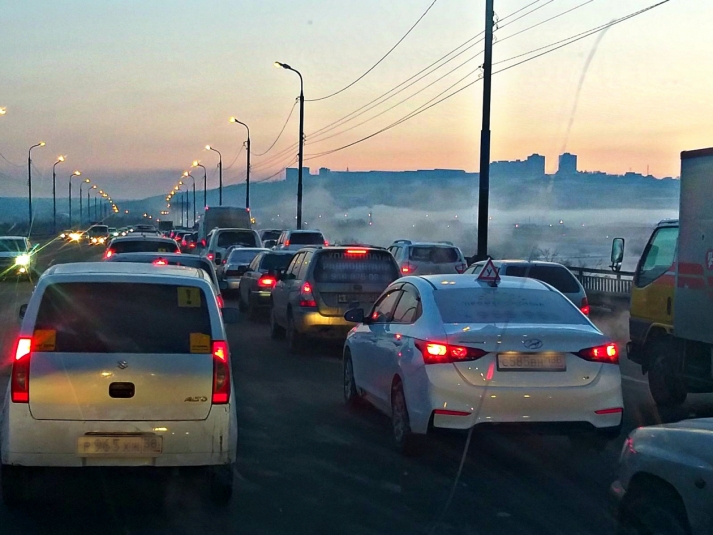 Традиционные семибальные пробки тормозят автомобилистов в Иркутске утром 20 января