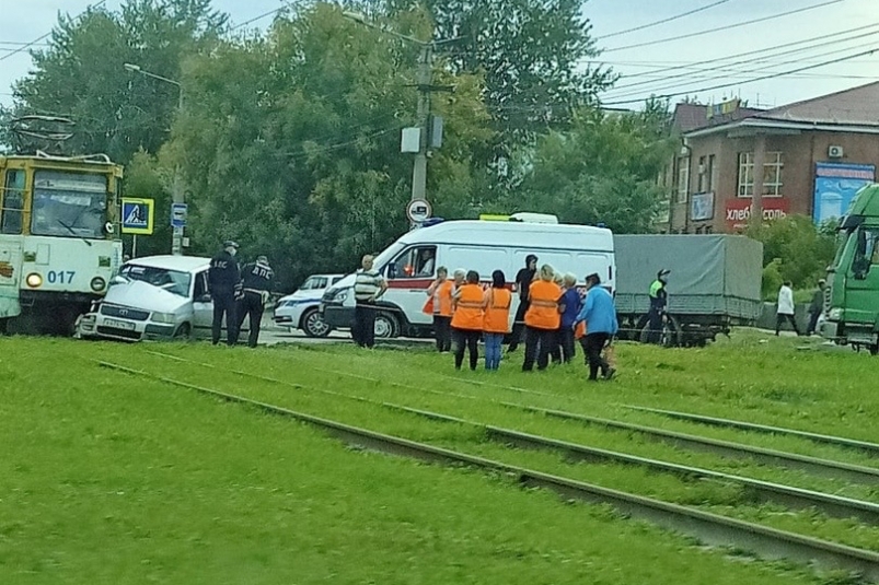 Трамвай и иномарка столкнулись в Усолье-Сибирском
