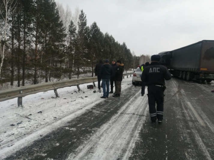 Семейная пара погибла в столкновении "Нивы" и большегруза Volvo недалеко от Тулуна