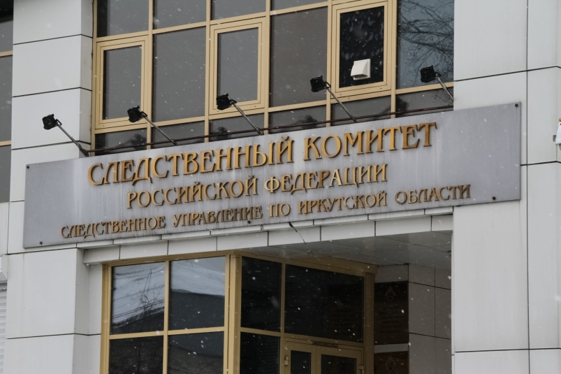 СКР начал проверку по факту выпадения девочки с балкона четвертого этажа дома в Саянске