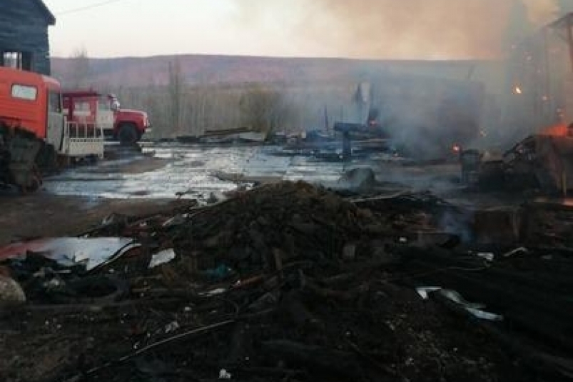 Деревянный гараж с шестью машинами загорелся в Братске