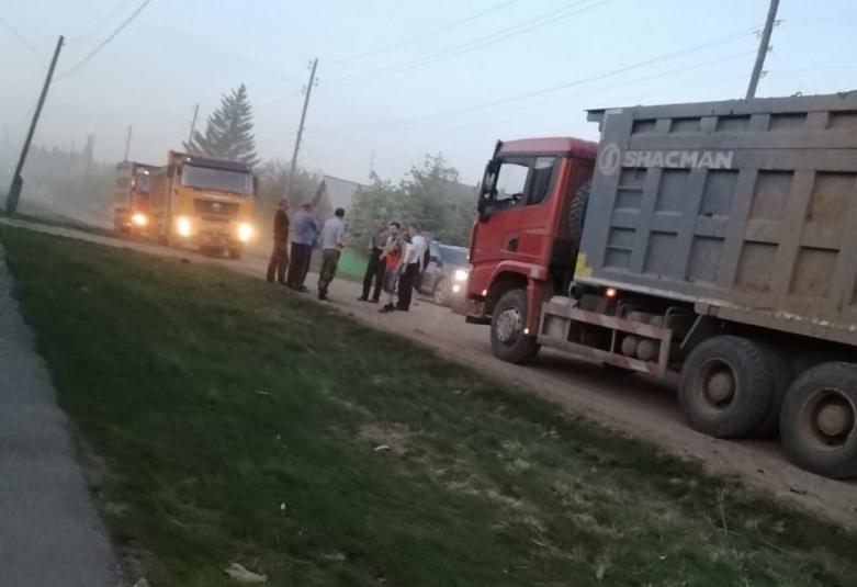 Жители Тайшетского района попытались перекрыть дорогу большегрузам из-за облаков пыли