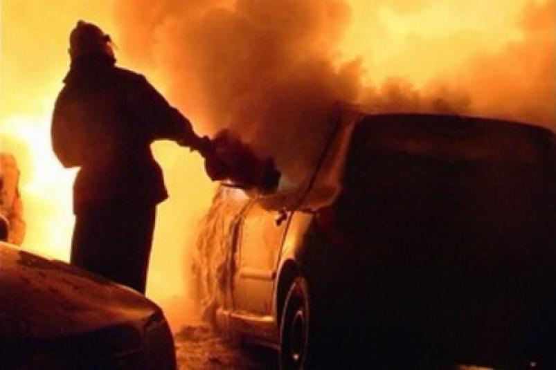 Toyota Noah горела ночью в 6-м микрорайоне  Ангарска