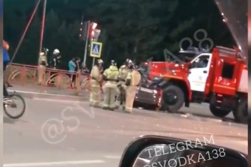 Иномарка залетела под пожарную машину в Саянске Приангарья