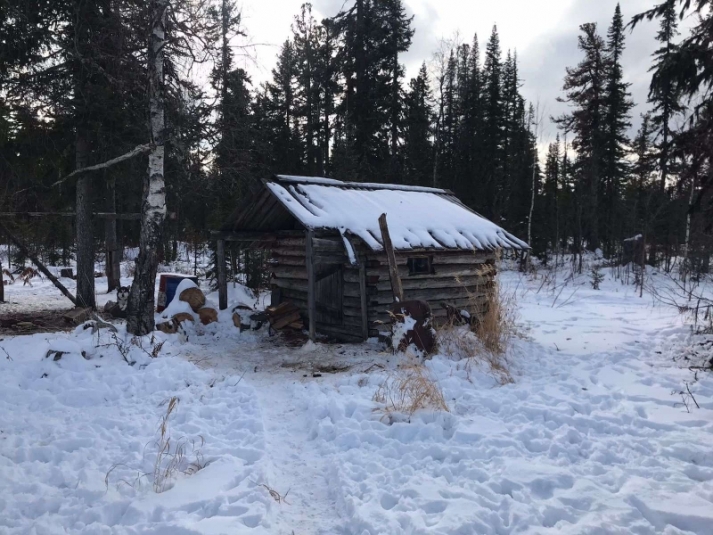 Охотник устроил стрельбу по колесам грузовиков, защищая свое зимовье в Иркутской области