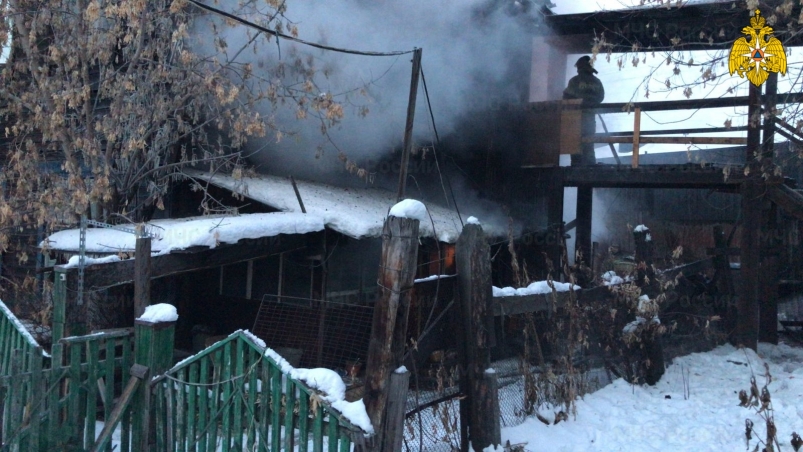 Один человек погиб и еще 14 спаслись на пожаре в деревянном доме в Иркутске