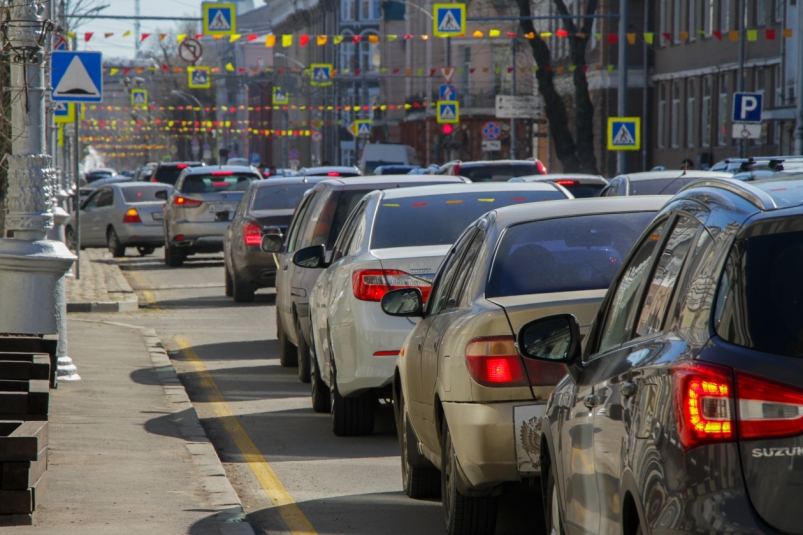 Автомобилисты встали в семибалльные пробки в Иркутске вечером 27 апреля