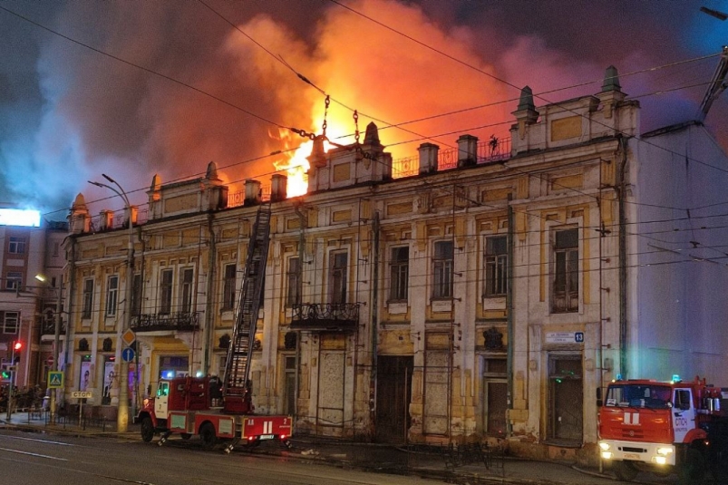 Огонь пылает в бывшем здании ТЮЗа в Иркутске
