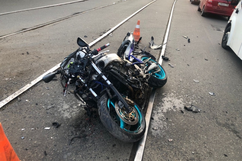 Мотоциклист погиб в столкновении с внедорожником после погони с ДПС в центре Иркутска