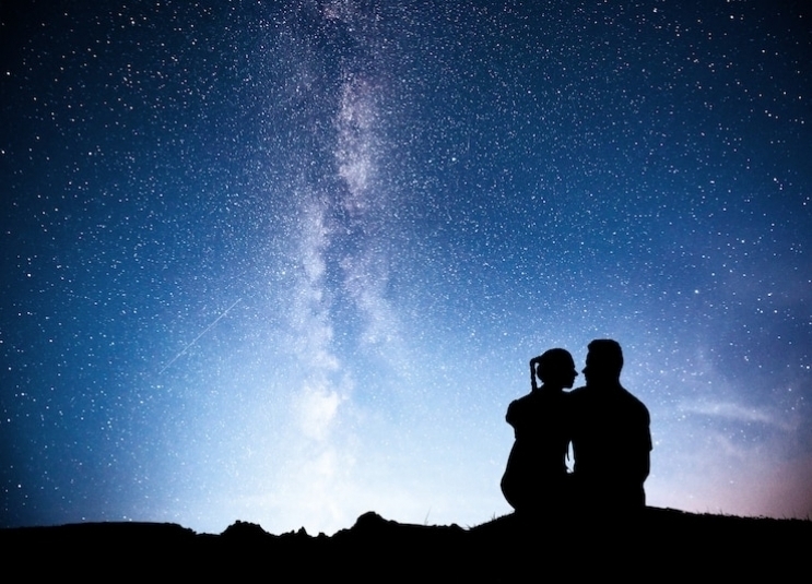 Любовный гороскоп на 11 декабря: случайное знакомство может перерасти в роман всей жизни