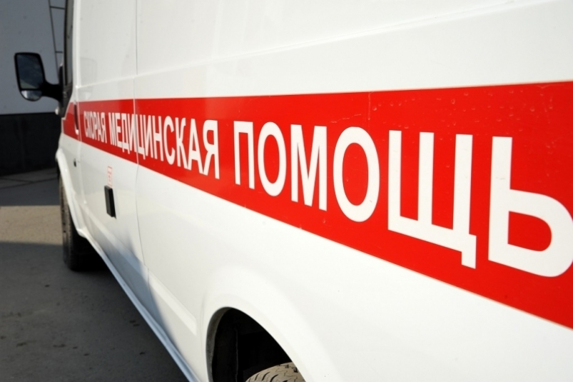 Водитель скорой помощи и два медика получили травмы в столкновении с трамваем в Усолье