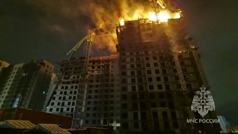 Крупный пожар произошел на стройке многоэтажки в Иркутске