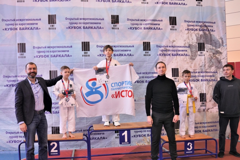 Александр Ведерников наградил победителей всероссийского турнира по каратэ 
