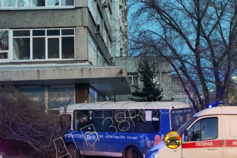 Автобус въехал в здание на улице Декабрьских Событий в Иркутске