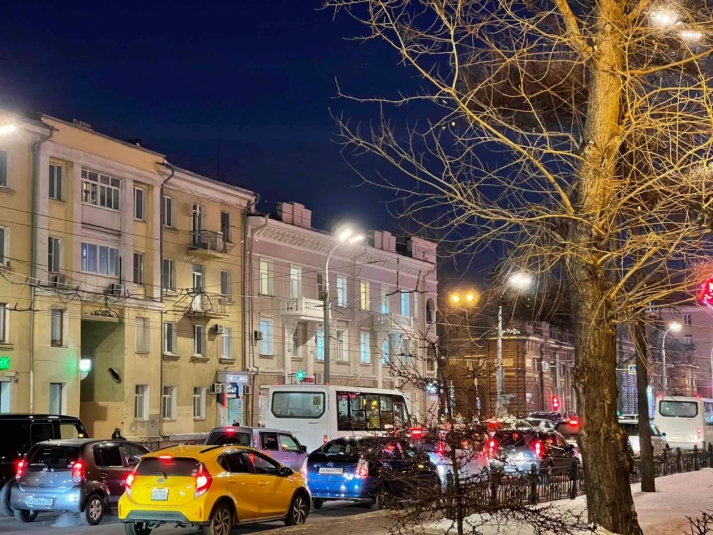 Автомобилисты в Иркутске встали в семибалльные пробки вечером 19 апреля
