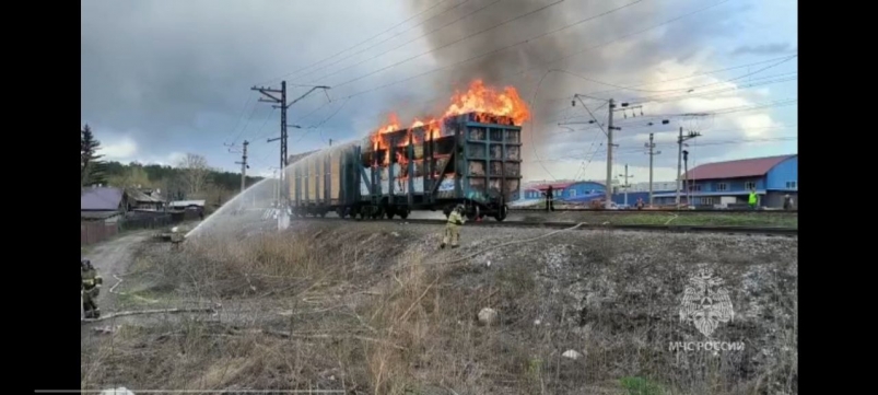 Горит вагон с лесоматериалами на ж/д станции Кая в Иркутске