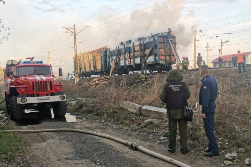 Из-за удара током рабочего загорелся грузовой вагон на станции Кая в Иркутске