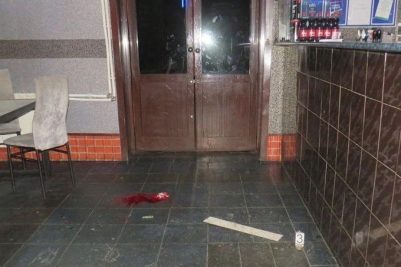 Парень выстрелил из пистолета в лицо полицейскому в кафе в Черемхове