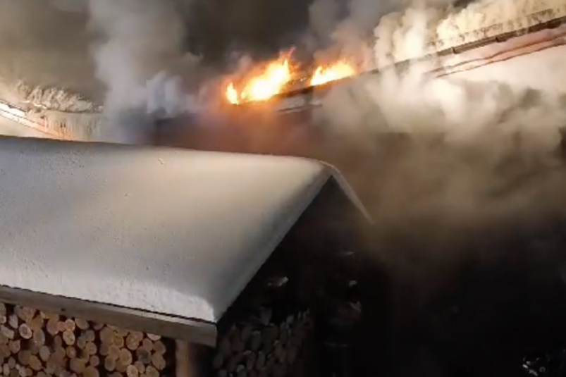 Прокуратура контролирует установление причин пожара на территории отеля в Приангарье