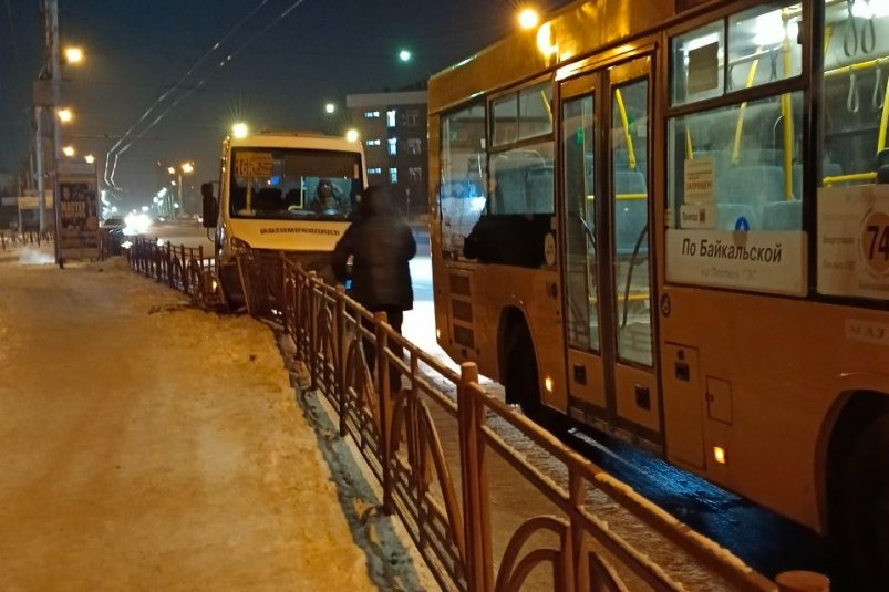 Автобус и маршрутка столкнулись на остановке в Иркутске