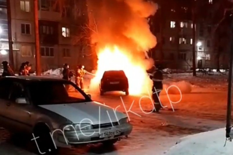 Автомобиль сгорел во дворе дома в Ангарске