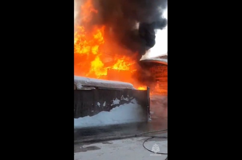 Пожар на складе магазина стройматериалов потушили в Бодайбо