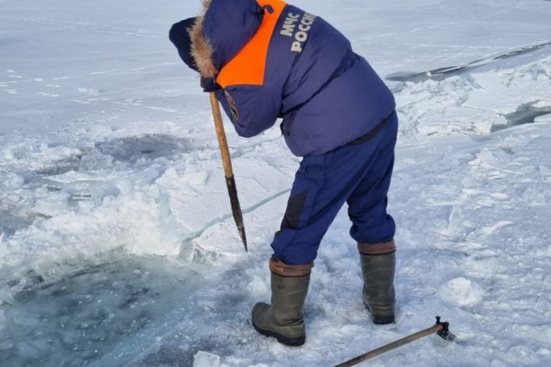 Тело рыбака нашли в нескольких метрах от берега на Байкале