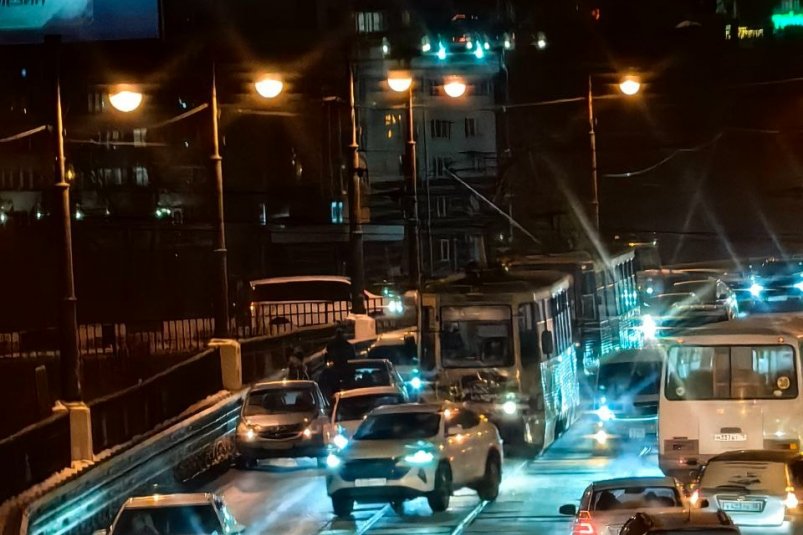 Трамвай и две иномарки столкнулись на Глазковском мосту в Иркутске
