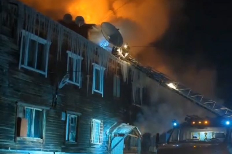 Площадь пожара в жилом доме в Усть-Илимске увеличилась до 400 кв. метров
