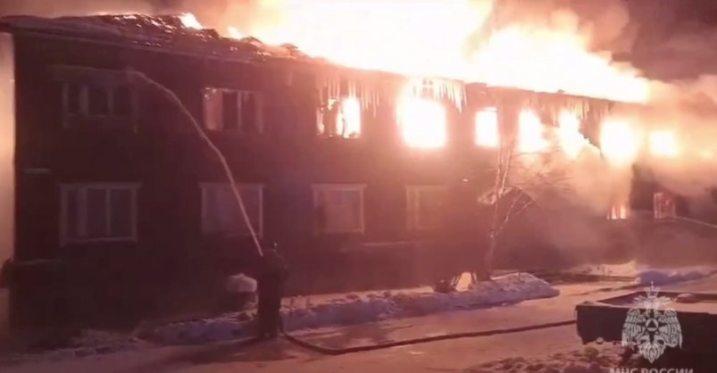 Пожар в жилом доме в Усть-Илимске локализовали на 700 кв.метрах