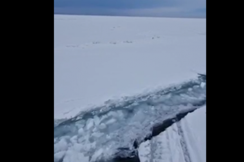 Разлом льда с движением ледового поля произошел в районе Утулика и Байкальска