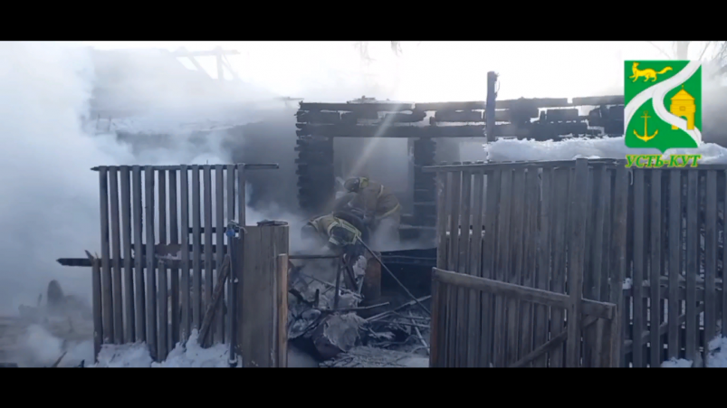 В Усть-Куте пожар уничтожил половину деревянного дома, семьи разместились у родных