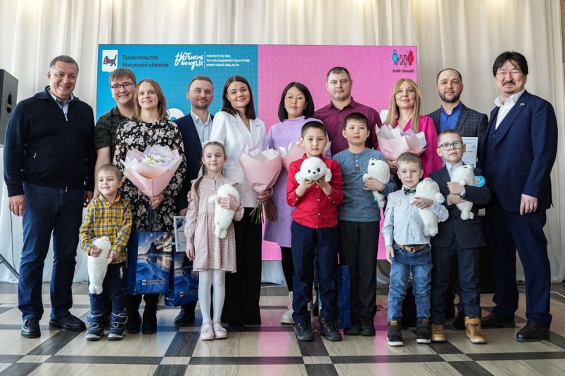 Четыре семьи из Иркутска получили свидетельства на приобретение жилья