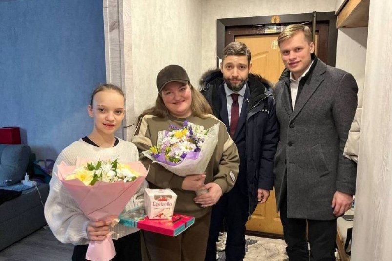 Дмитрий Брянский и Александр Якубовский поздравили жену участника СВО с 8-м марта