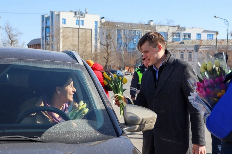 В Иркутске девушки за рулем получили цветы и поздравления