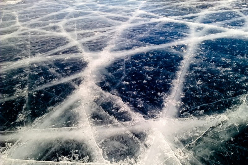 Большой разлом образовался на льду Байкала в районе Сарайского пляжа
