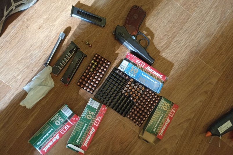 В Ангарске мужчина незаконно хранил оружие и разводил коноплю в своей лаборатории