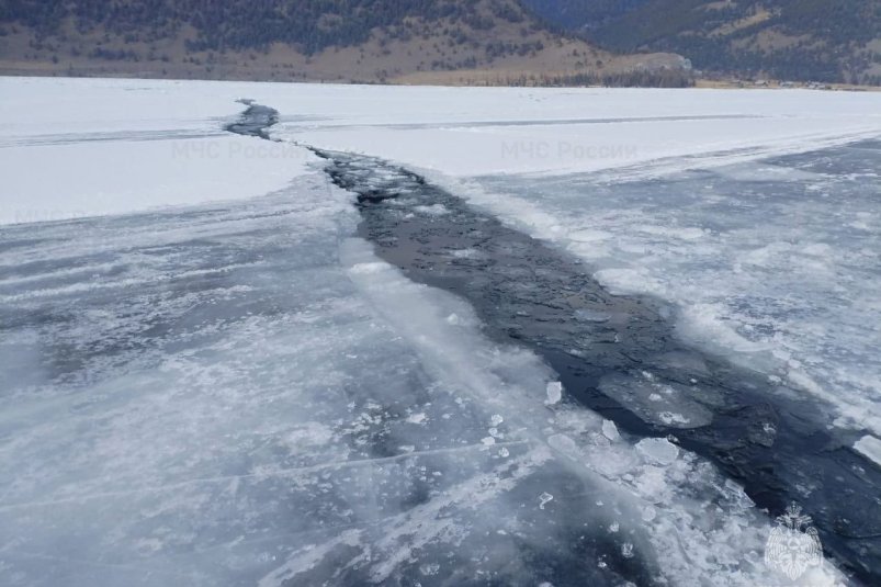 На льду Байкала появились новые становые трещины