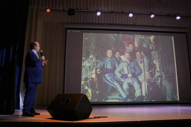 Космонавт Александр Полещук и губернатор Игорь Кобзев встретились с учениками школы №19