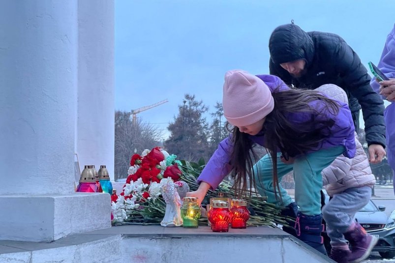 Иркутяне возложили цветы и свечи к мемориалу памяти погибших во время теракта