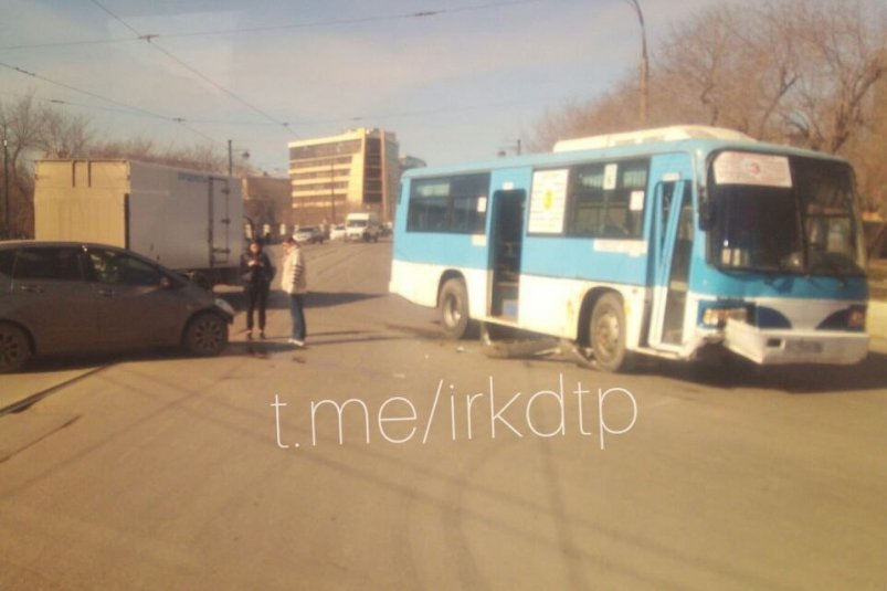 Автобус №3 столкнулся с иномаркой в Иркутске