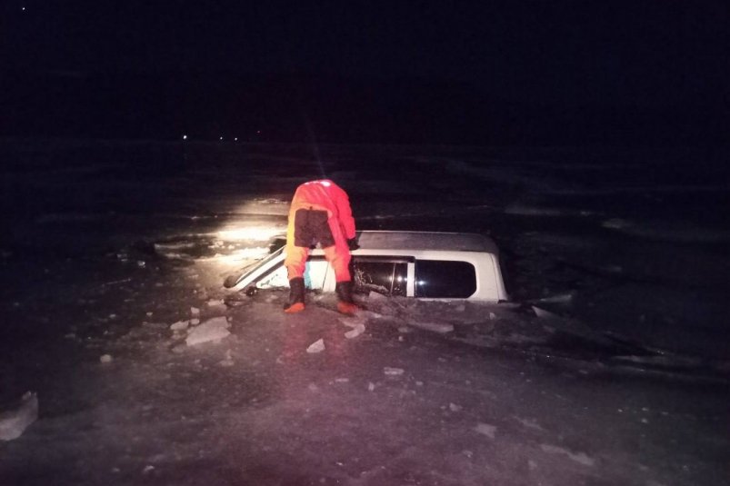Иномарка почти полностью ушла под лед на Малом море Байкала