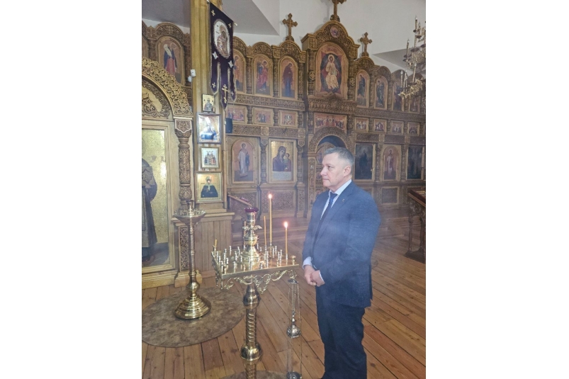 Губернатор Приангарья  Игорь Кобзев поставил свечку в храме в память о жертвах "Крокуса"