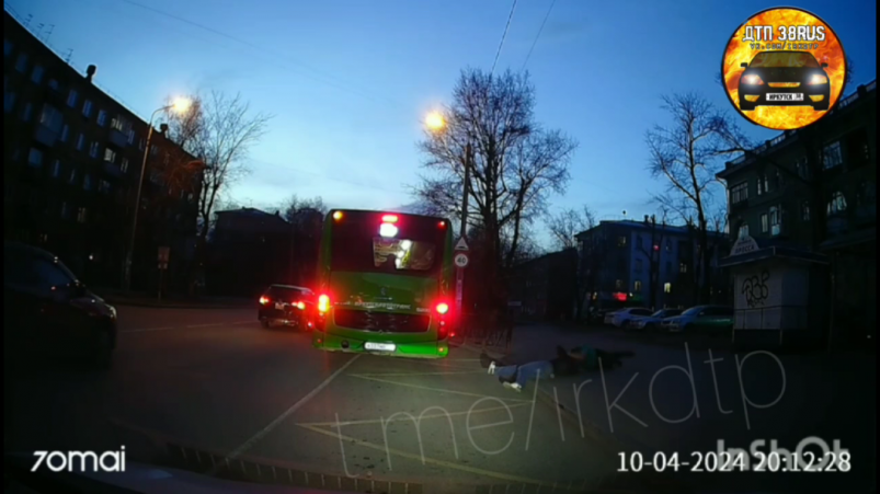 Водитель автобуса и пассажир устроили жесткую драку на остановке в Иркутске